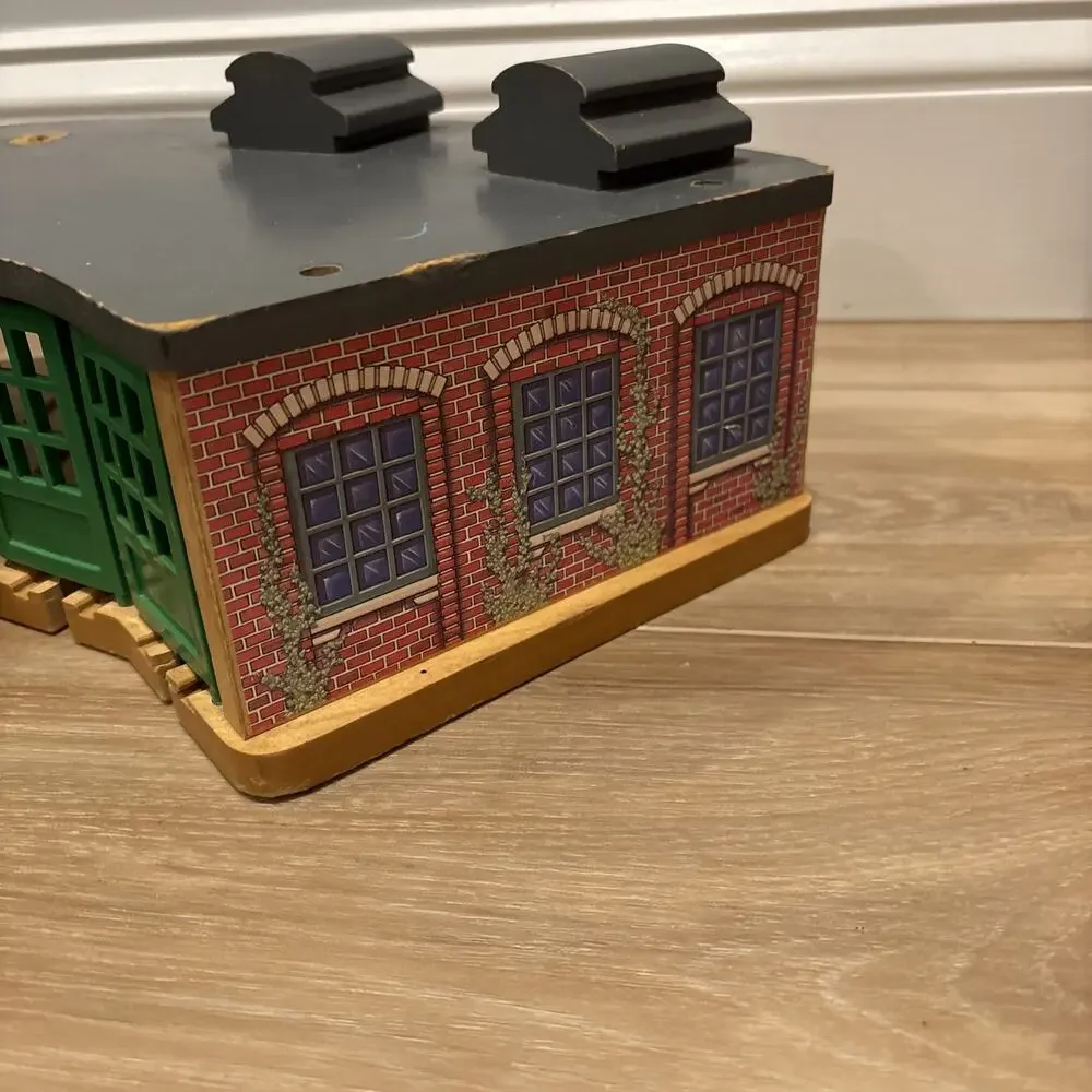 THOMAS & FRIENDS WOODEN RAILWAY ROUNDHOUSE 99320